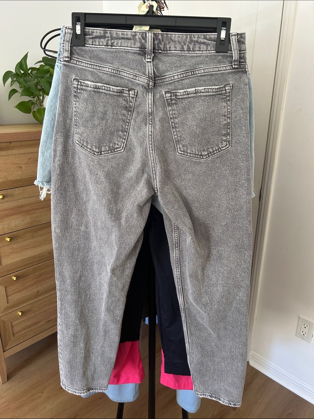 Abercrombie & Fitch The Mom High Rise. 27/4R. 26” inseam. Stretch. Clean - Picture 2 of 5